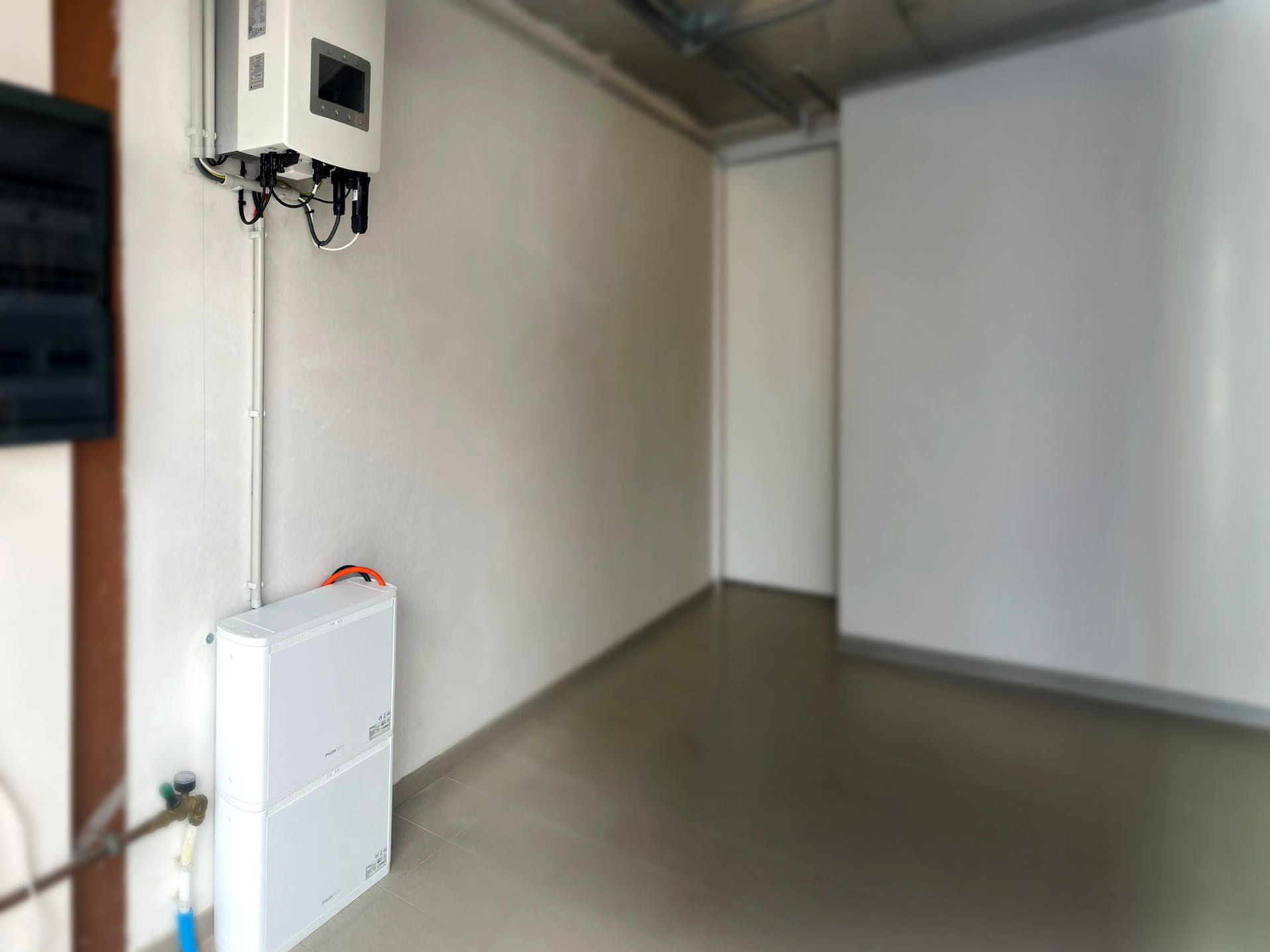 Thuisbatterij energieopslag omvormer zonnepanelen cw solar installateur thuisbatterij